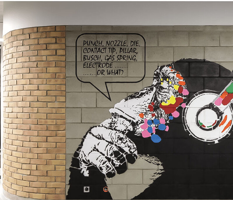 mural-w-biurze-malpa-w-sluchawkach-street-art