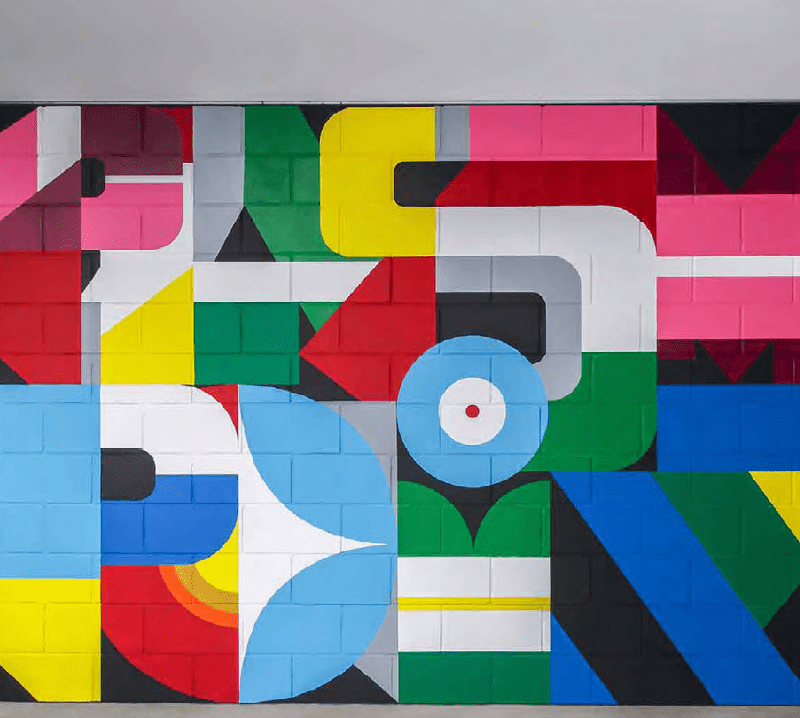 mural-nascienny-przedstawiajacy-geometryczne-kolorowe-ksztalty