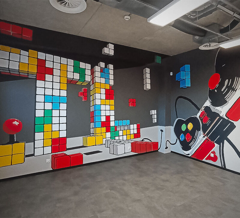 mural-na-scianie-biura-przedstawiajacy-pada-i-gre-tetris