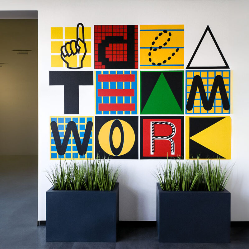 mural-z-napisem-team-work-kolorowy