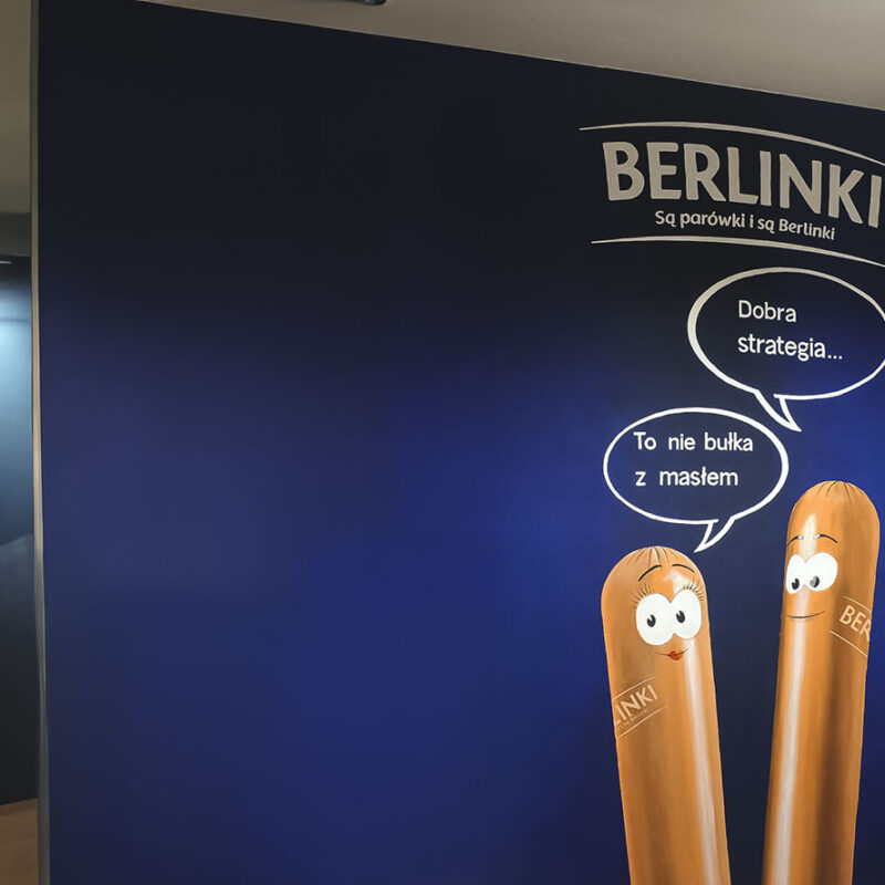 mural-w-biurze-przedstawiajacy-dwie-parowki-berlinki