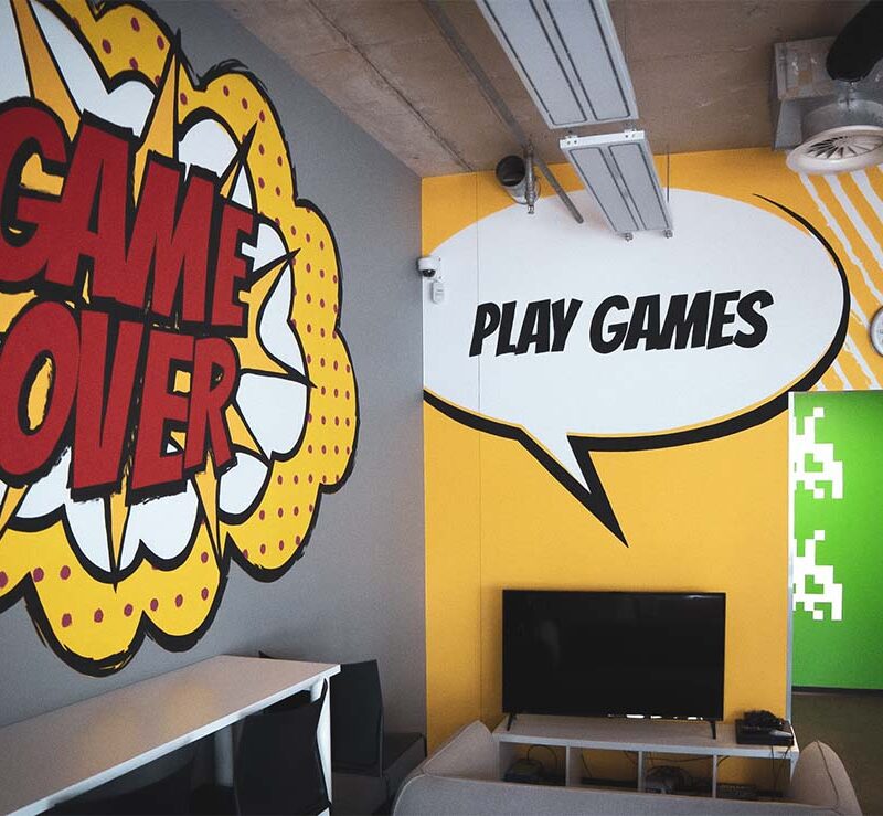 mural-w-pokoju-gier-napis-komiksowy-game-over